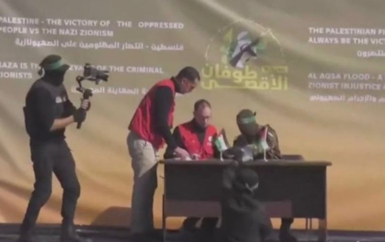 بالفيديو والصور: حماس تفرج عن 4 مجندات إسرائيليات ضمن صفقة التبادل مع إسرائيل