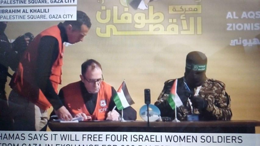 بالفيديو والصور: حماس تفرج عن 4 مجندات إسرائيليات ضمن صفقة التبادل مع إسرائيل