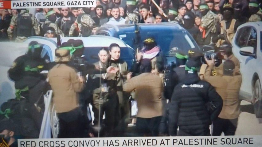 بالفيديو والصور: حماس تفرج عن 4 مجندات إسرائيليات ضمن صفقة التبادل مع إسرائيل