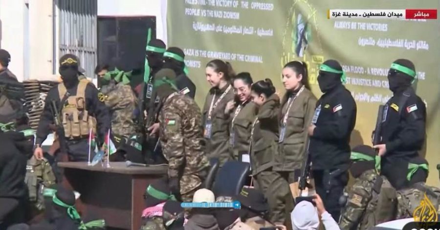 بالفيديو والصور: حماس تفرج عن 4 مجندات إسرائيليات ضمن صفقة التبادل مع إسرائيل