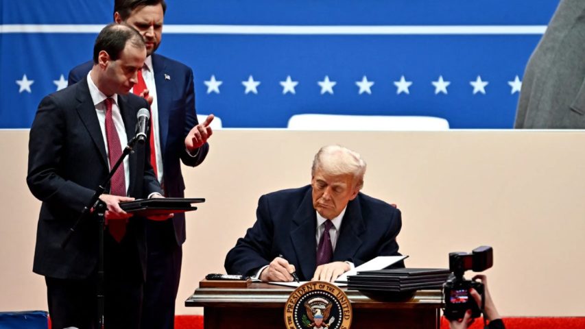 غير وجه أميركا في دقائق قليلة.. أبرز الأوامر التنفيذية التي وقعها ترامب فور تنصيبه 