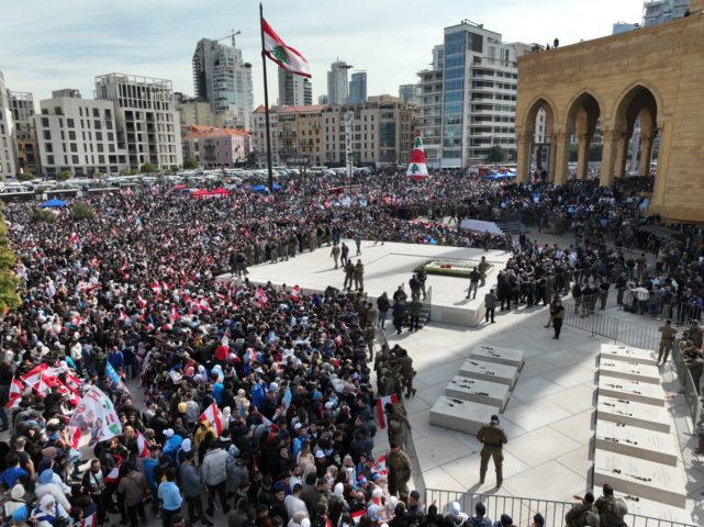 بالصور: حشود في ساحة الشهداء في ذكرى استشهاد الحريري
