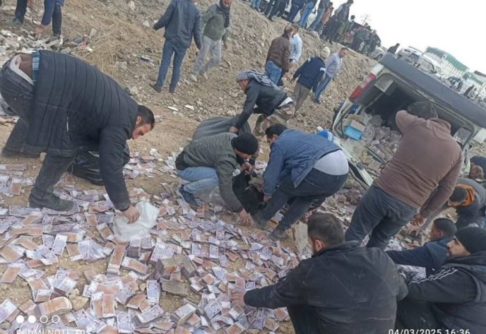 بالصورة: تطاير ملايين الليرات السورية على أوتوستراد حمص-دمشق.. ماذا حصل؟