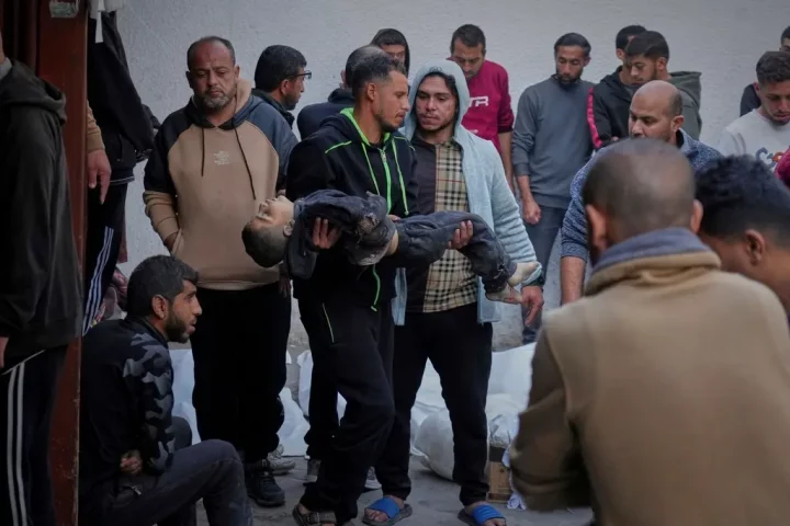 مذبحة غزة.. 439 شهيدا في يوم واحد غالبيتهم نساء وأطفال!