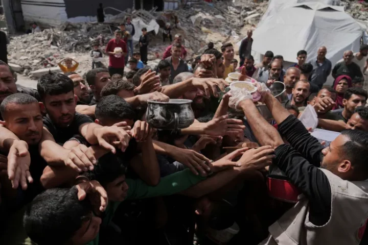 مئات الشهداء في غزة و400 ألف نازح جديد.. نتنياهو: نعمل على اتفاق آخر ونأمل أن ينجح