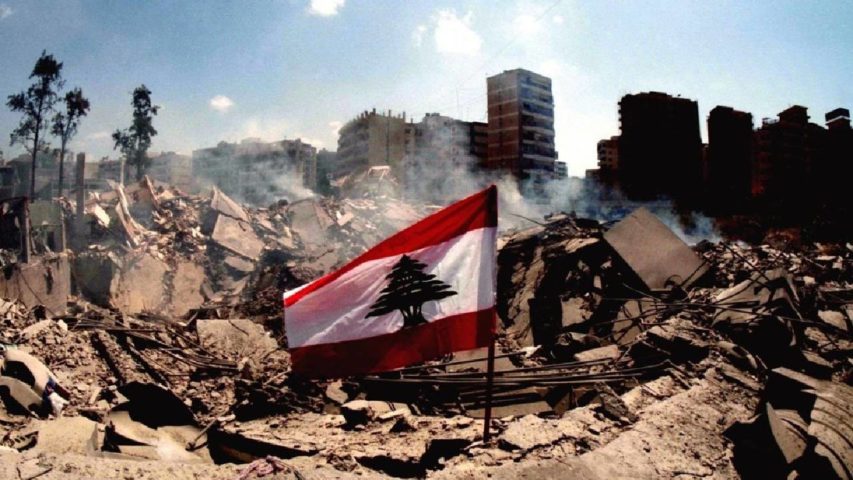 جنوب لبنان علم لبناني فوق الركام