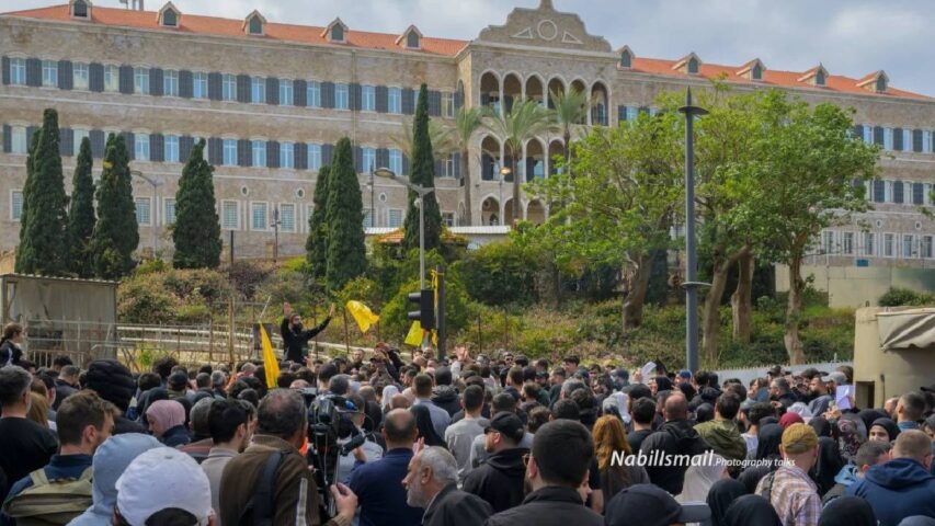 التظاهر امام السراي