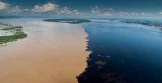 ظاهرة إلتقاء نهر «ريو نيغرو» بنهر «سوليموس» في البرازيل