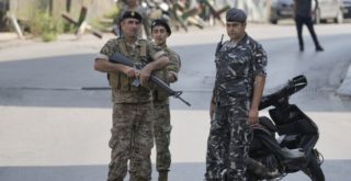 الجيش والأمن في محيط السفارة الأميركية في عوكر بعد إطلاق النار 5 حزيران 2024 (AP)