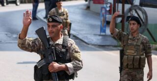 الجيش اللبناني في محيط السفارة الأميركية في عوكر بعد إطلاق النار 5 حزيران 2024 (Reuters)